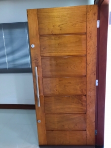 PORTA DE MADEIRA MACIÇA  HORIZONTAL DE 90 CM LARG   