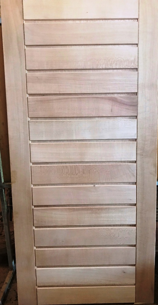 PORTA DE MADEIRA MACIÇA  HORIZONTAL DE 70 CM LARG  (almofada estreita) 