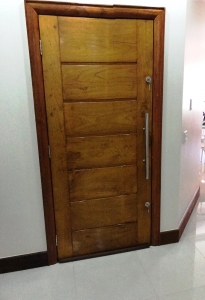 PORTA DE MADEIRA MACIÇA  HORIZONTAL DE 1,00mt LARG 